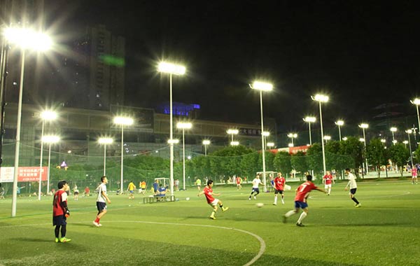 40 conjuntos de holofotes LED no estádio de futebol na China