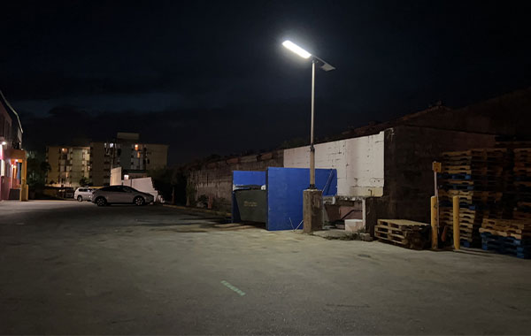 50 conjuntos de luzes de rua solares SLZ na América