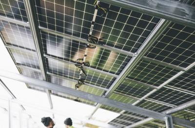 Instalação de sistema de geração de energia fotovoltaica de telhado industrial e comercial