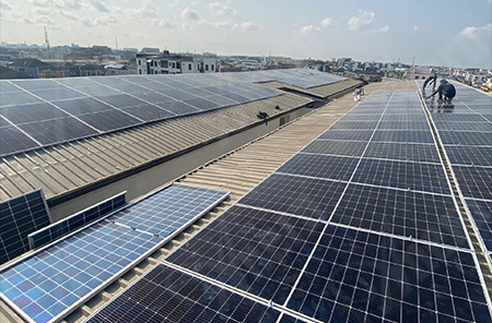 Estudo de Caso: Implantação de Painéis Solares Monocristalinos Bifaciais de 550W para Energia de Backup em Lagos, Nigéria