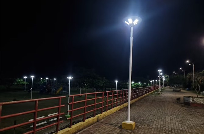 Implementação bem-sucedida de um projeto municipal (postes de iluminação solar) no Peru