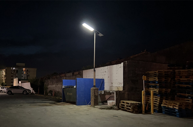50 Conjuntos de Postes Solares SLZ na América
