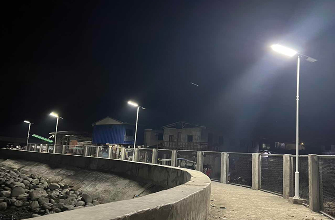 77 Conjuntos de Poste de Luz Solar com Bateria Lifepo4 Tudo-em-Um nas Filipinas