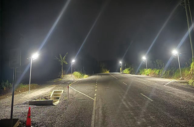 Luminárias Solares Integradas Anern SLZ‑60W com Postes no Projeto de Iluminação da Estrada Costeira de Samoa
