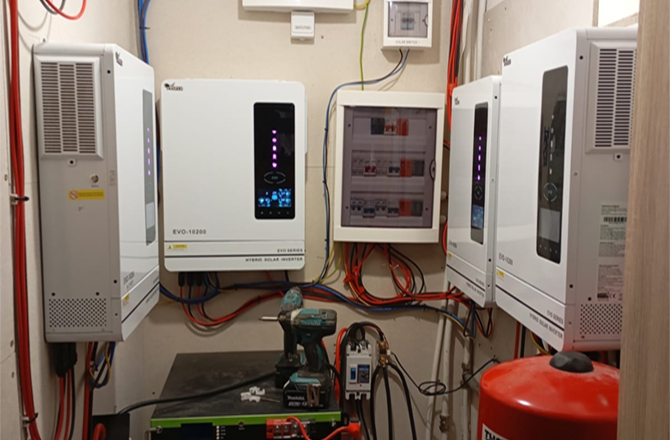 Inversor Híbrido Anern EVO 10.2kW e Inversor UPS de Baixa Frequência SPI 6kW na Bulgária